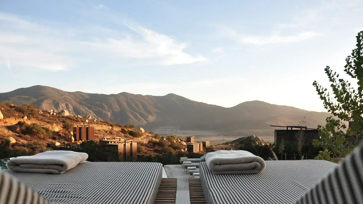Terraza de un hotel boutique frente a la montaña a primera hora