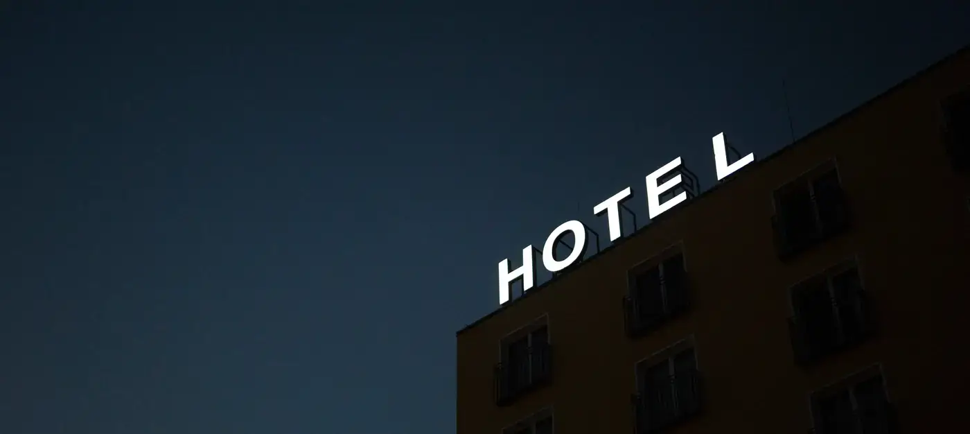 Rótulo luminoso de un hotel recortado contra el cielo nocturno