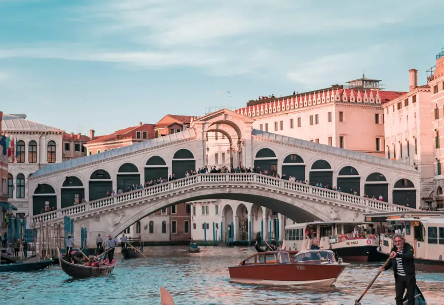 Canal histórico europeo con embarcaciones tradicionales al atardecer