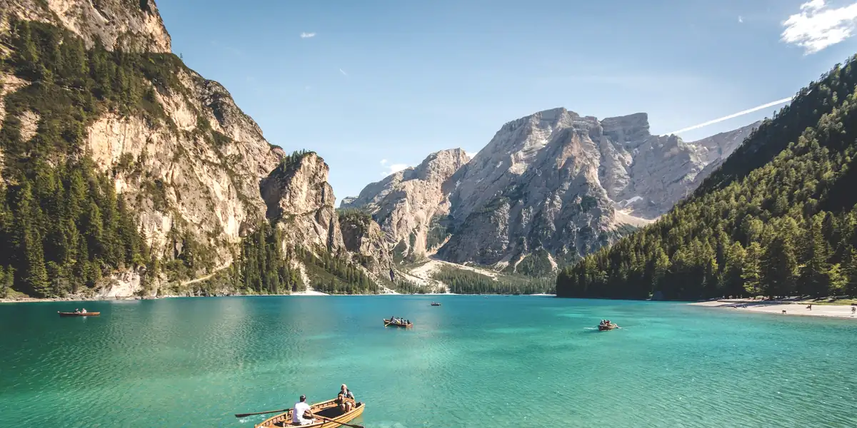 Barca de remos sobre un lago alpino rodeado de montañas