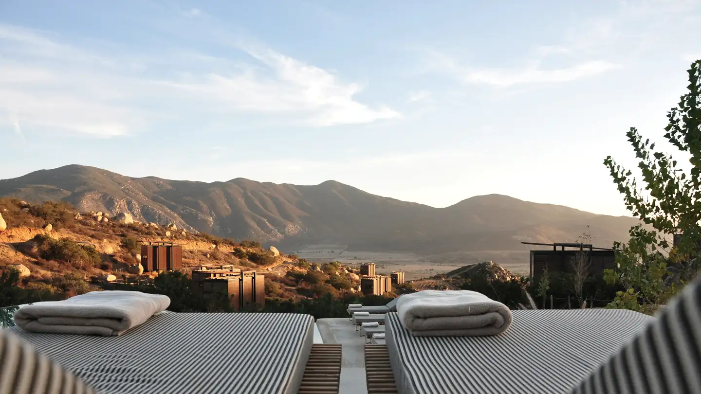 Terraza de un hotel boutique frente a la montaña a primera hora